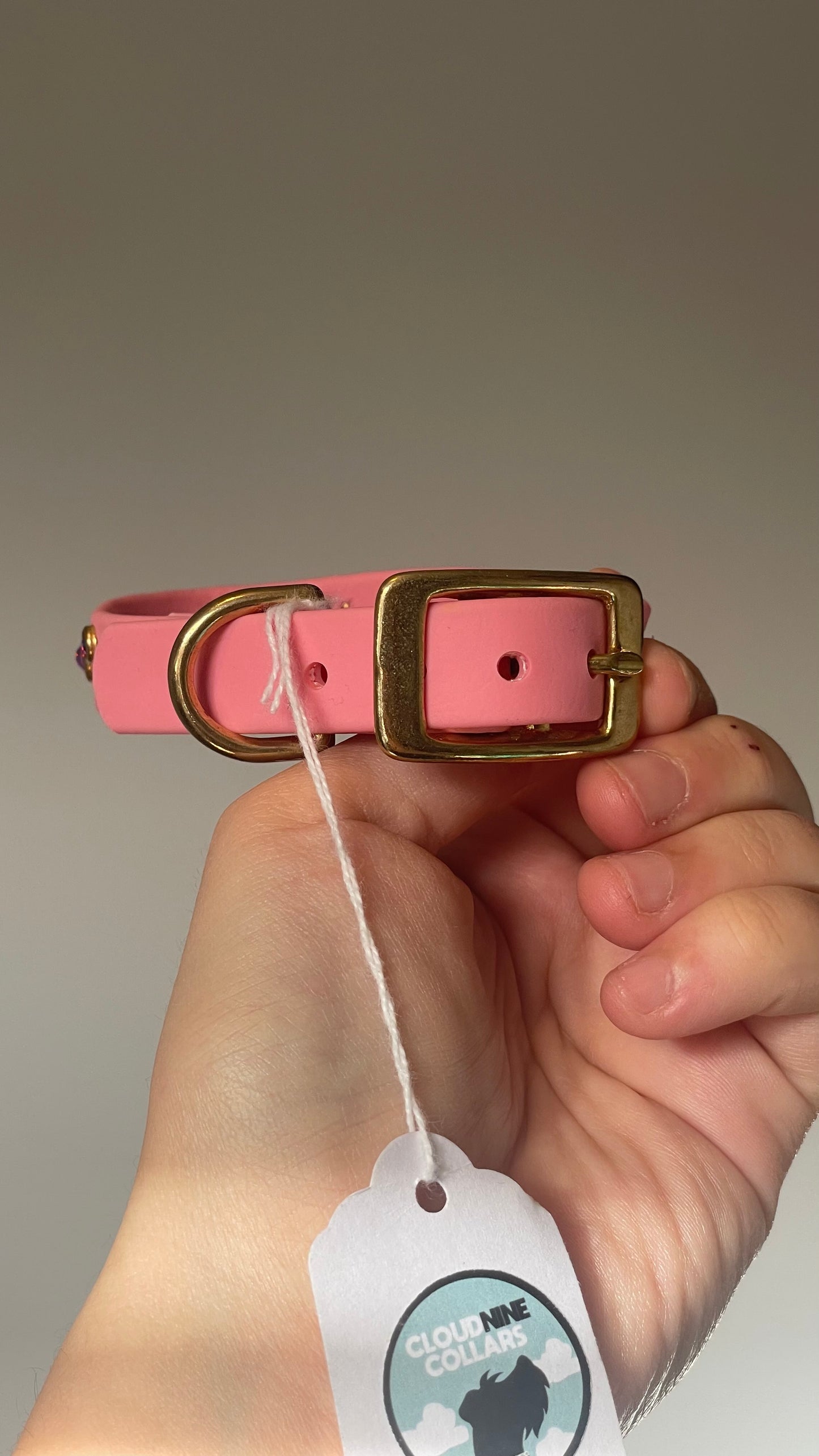 5/8” (16mm) wide, fits 8-11”